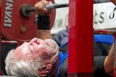 Ngưỡng mộ kỷ lục nâng tạ của cụ ông 91 tuổi 