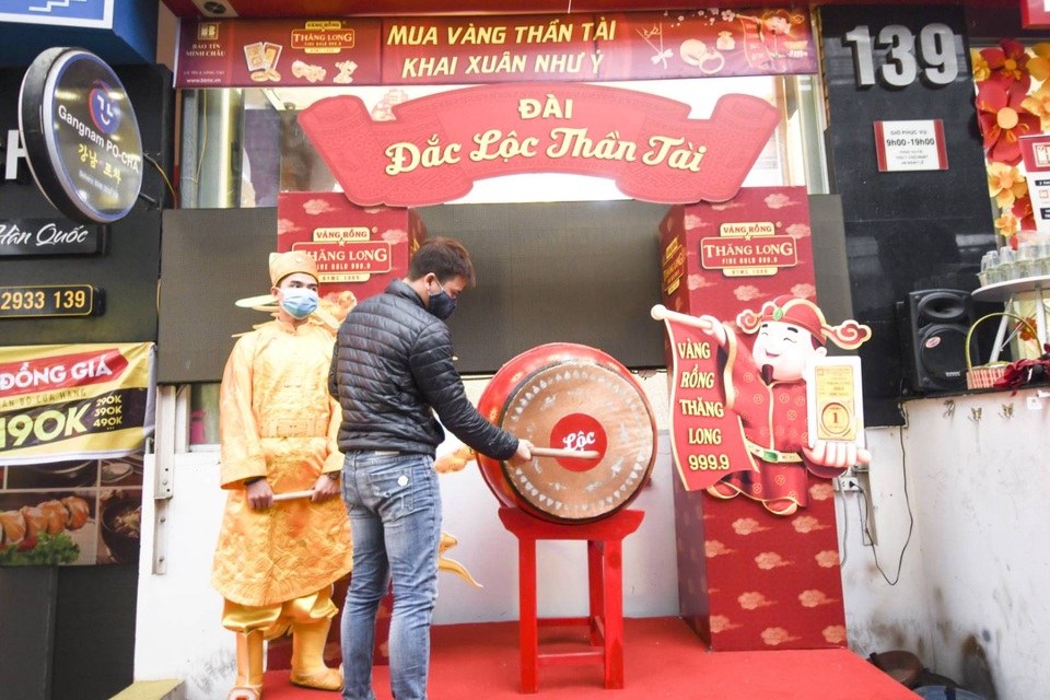 Bảo Tín Minh Châu tri ân khách hàng “vượt dịch” trong ngày Thần Tài - 5 Bảo Tín Minh Châu tri ân khách hàng “vượt dịch” trong ngày Thần Tài - 5