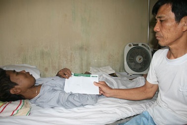 Tiếp tục trao quà nhân ái cho người lính trẻ sắp lìa đời