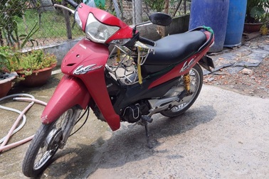 Đi trả nợ sợ chồng la, người phụ nữ hoang báo bị đạp ngã xe cướp tiền