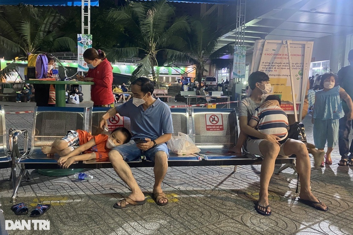Phụ huynh xuyên đêm đưa con đi khám Covid-19, nhiều trẻ mệt mỏi ngủ gục - 3 Phụ huynh xuyên đêm đưa con đi khám Covid-19, nhiều trẻ mệt mỏi ngủ gục - 3