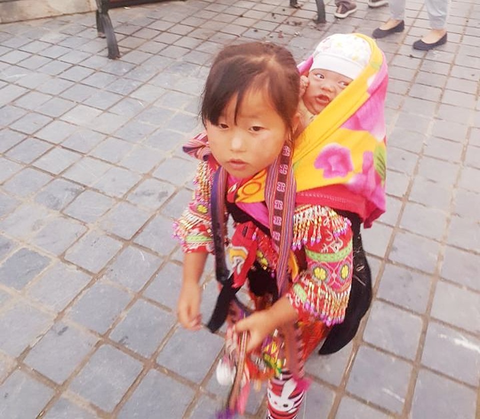 Những đứa trẻ nheo nhóc bán hàng rong mưu sinh ở Sa Pa - 13 Những đứa trẻ nheo nhóc bán hàng rong mưu sinh ở Sa Pa - 13