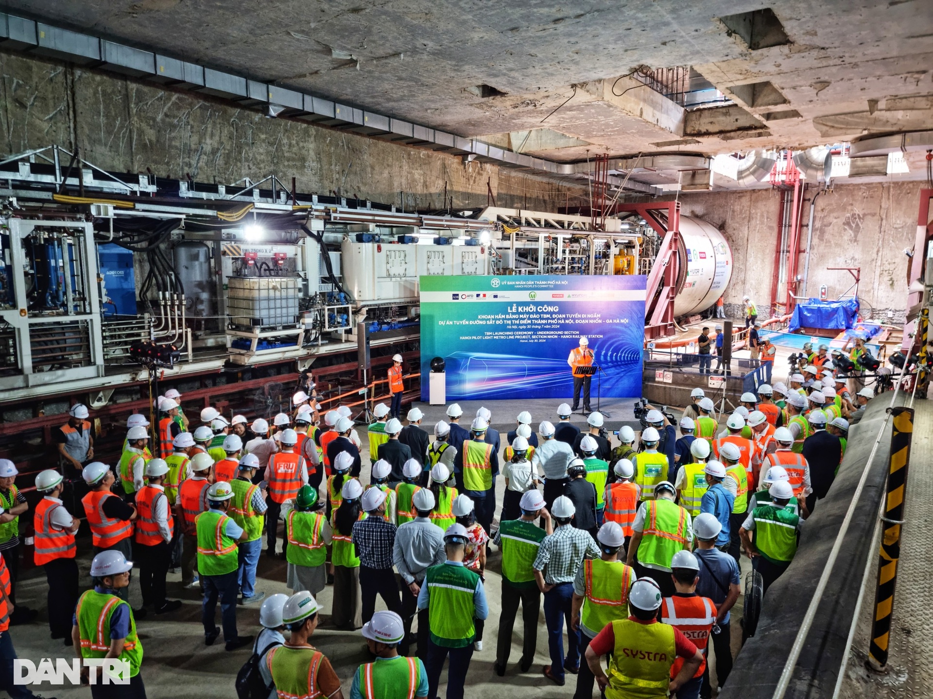 Bức tượng thánh tại lễ khoan hầm metro Nhổn - Ga Hà Nội - 1 Bức tượng thánh tại lễ khoan hầm metro Nhổn - Ga Hà Nội - 1