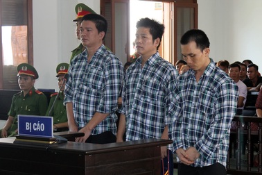 Dùng roi điện táo tợn cướp hàng chục cây vàng, ba bị cáo lãnh án