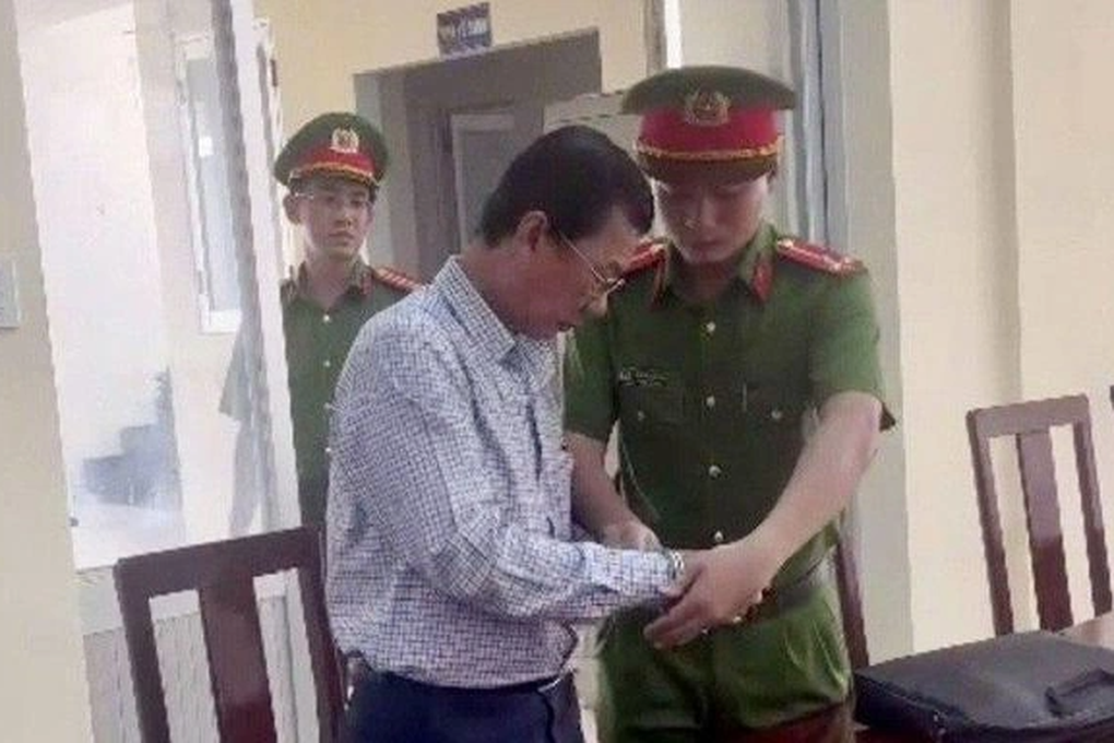 Bác sĩ làm 24 giấy khám sức khỏe giả bị bắt - 1