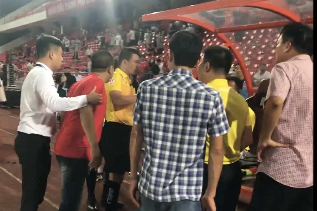 Chủ tịch CLB Hải Phòng lên tiếng vụ cổ động viên tấn công trọng tài - 1 Chủ tịch CLB Hải Phòng lên tiếng vụ cổ động viên tấn công trọng tài - 1
