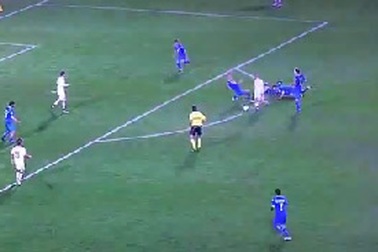 Pha đi bóng và ghi bàn khiến 3 hậu vệ đối phương… đổ nhào