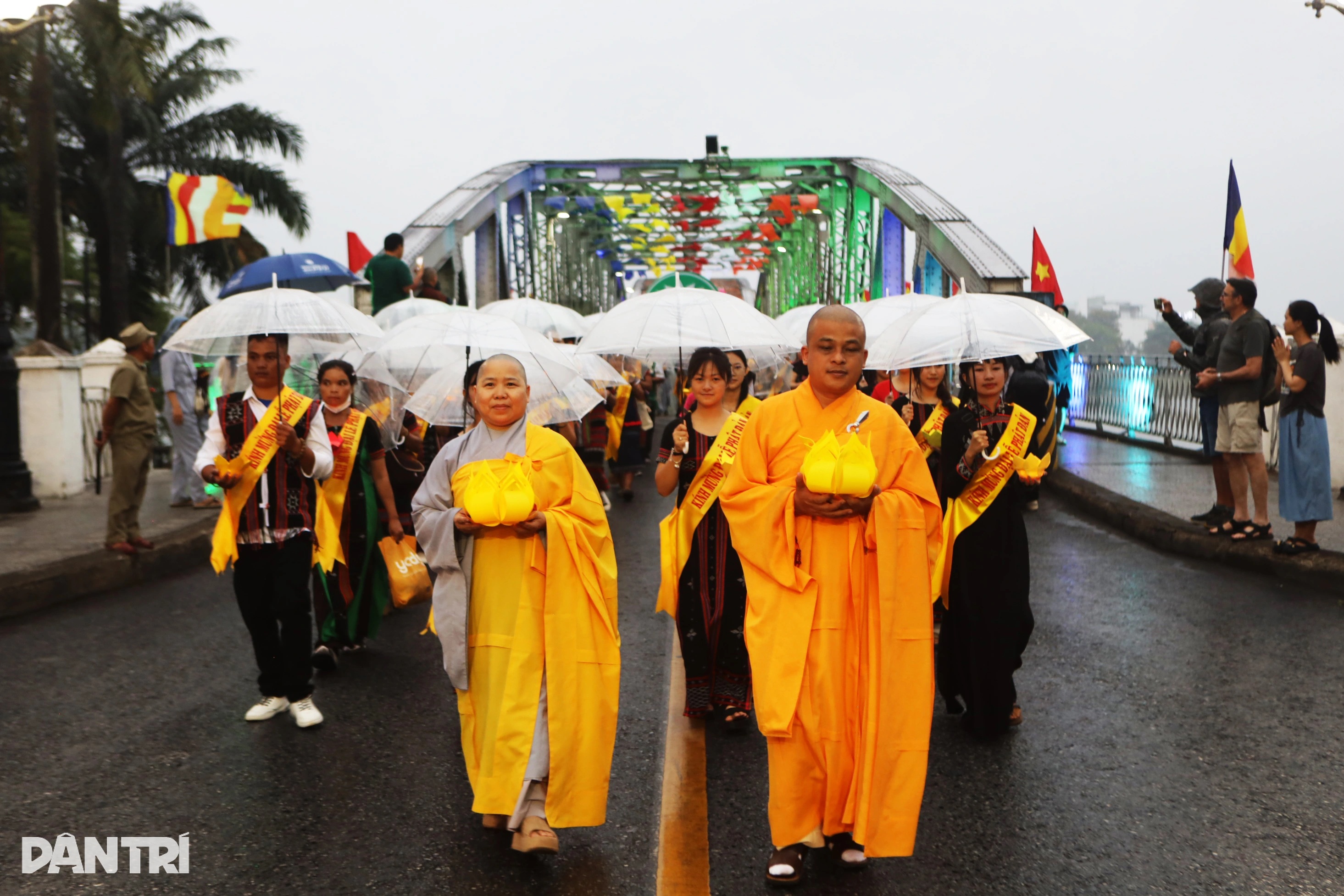View - Phật tử Huế xếp hàng dài, đi bộ hơn 4km tại lễ rước tượng Phật sơ sinh | Báo Dân trí