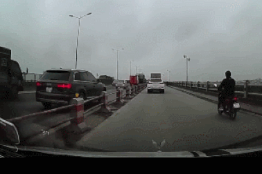 Tài xế xe sang mất lái gây tai nạn trên cầu, nhiều người "vạ lây"