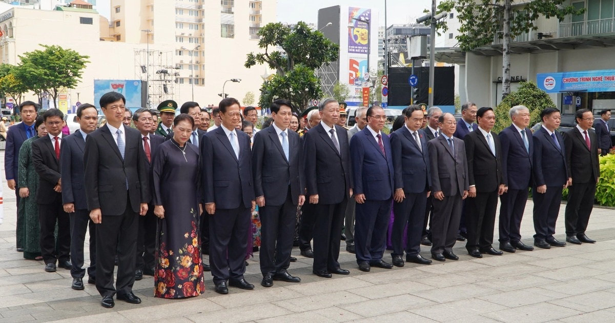 Tổng Bí thư cùng lãnh đạo Đảng, Nhà nước dâng hương Chủ tịch Hồ Chí Minh