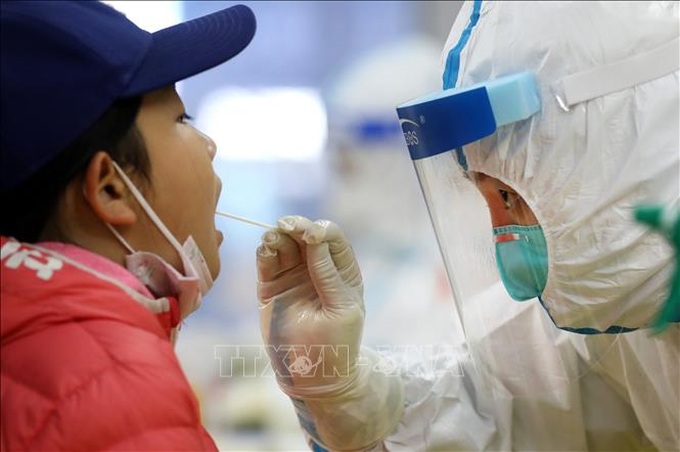 Nhân viên y tế lấy mẫu xét nghiệm COVID-19 cho người dân tại Liêu Ninh, Trung Quốc ngày 17/11/2021. Ảnh: THX/TTXVN