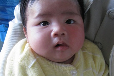 Cháu bé bị thả thùng xốp trôi sông chính thức nhận bố mẹ nuôi