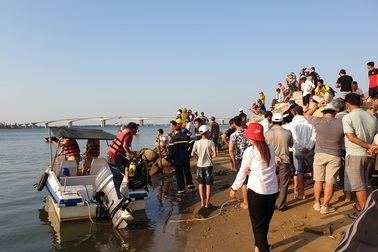 Lật ghe giữa sông Thu Bồn, 5 người mất tích