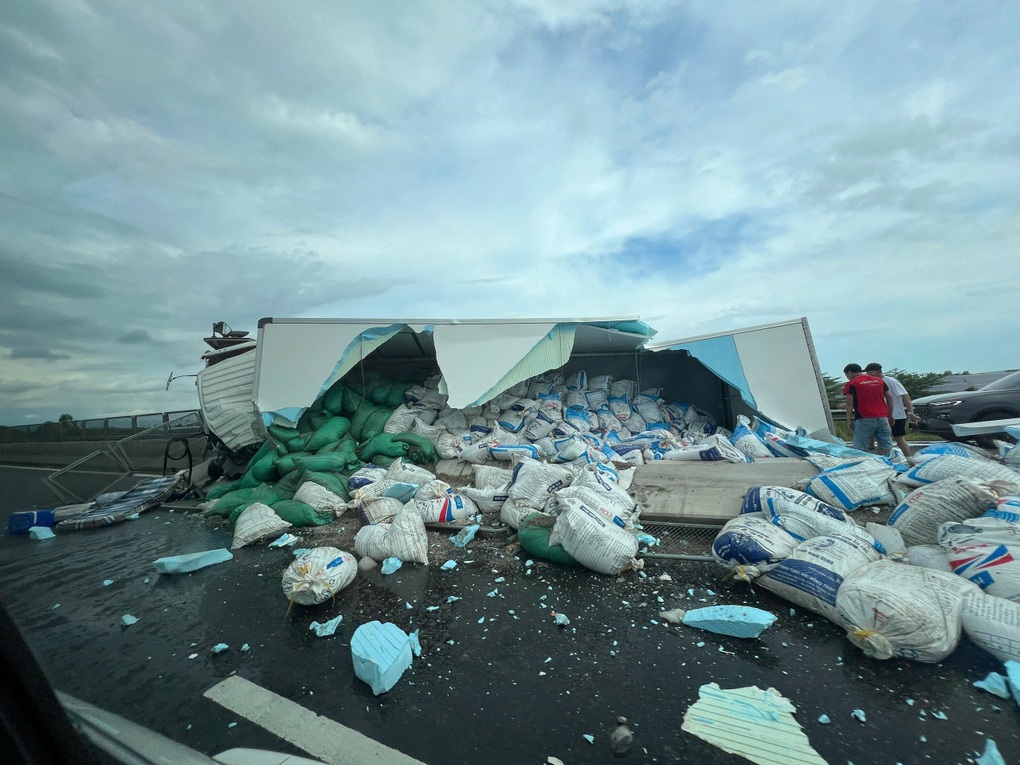 Ô tô tải tông dải phân cách, lật nghiêng trên cao tốc Vĩnh Hảo - Phan Thiết - 1 Ô tô tải tông dải phân cách, lật nghiêng trên cao tốc Vĩnh Hảo - Phan Thiết - 1