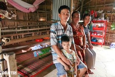 Cha nghèo phụ hồ bị ung thư ruột non, lo con thơ thất học, chịu cảnh mồ côi