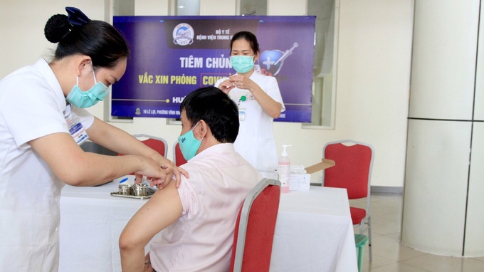 Bác sĩ bệnh viện tuyến đầu khu vực miền Trung - Tây Nguyên được tiêm vaccine ngừa COVID-19 - Ảnh 2.