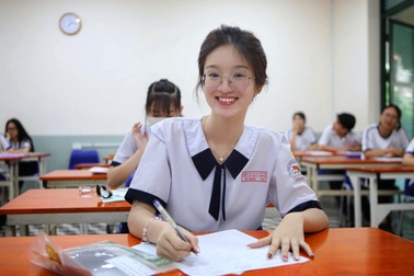 Nữ sinh TPHCM rạng rỡ bước vào khi thi tốt nghiệp THPT đặc biệt
