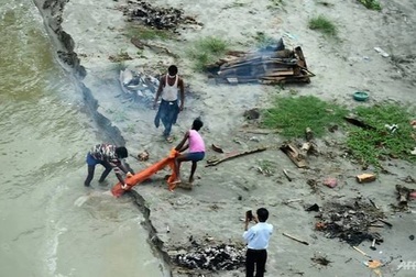 Nước lũ dâng làm lộ hàng trăm thi thể bên sông thiêng ở Ấn Độ