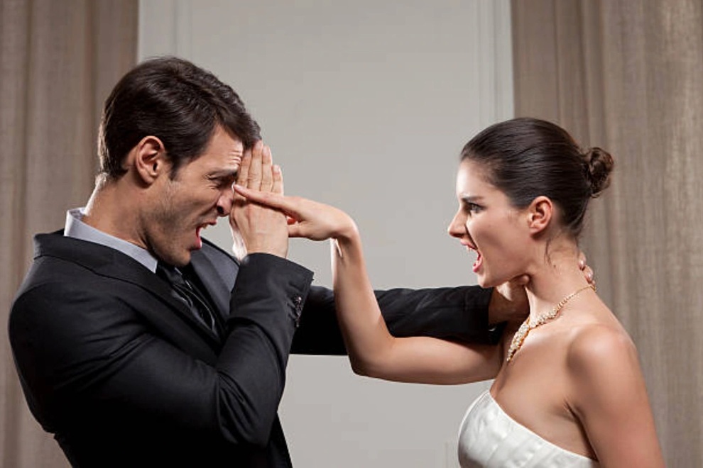 Quát vợ có mắt như mù, hứng trọn lời đáp tức tưởi tôi mù mới lấy anh - 1 Quát vợ có mắt như mù, hứng trọn lời đáp tức tưởi tôi mù mới lấy anh - 1