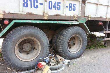 Xe tải mất lái, lao vào đoàn người dừng đèn đỏ