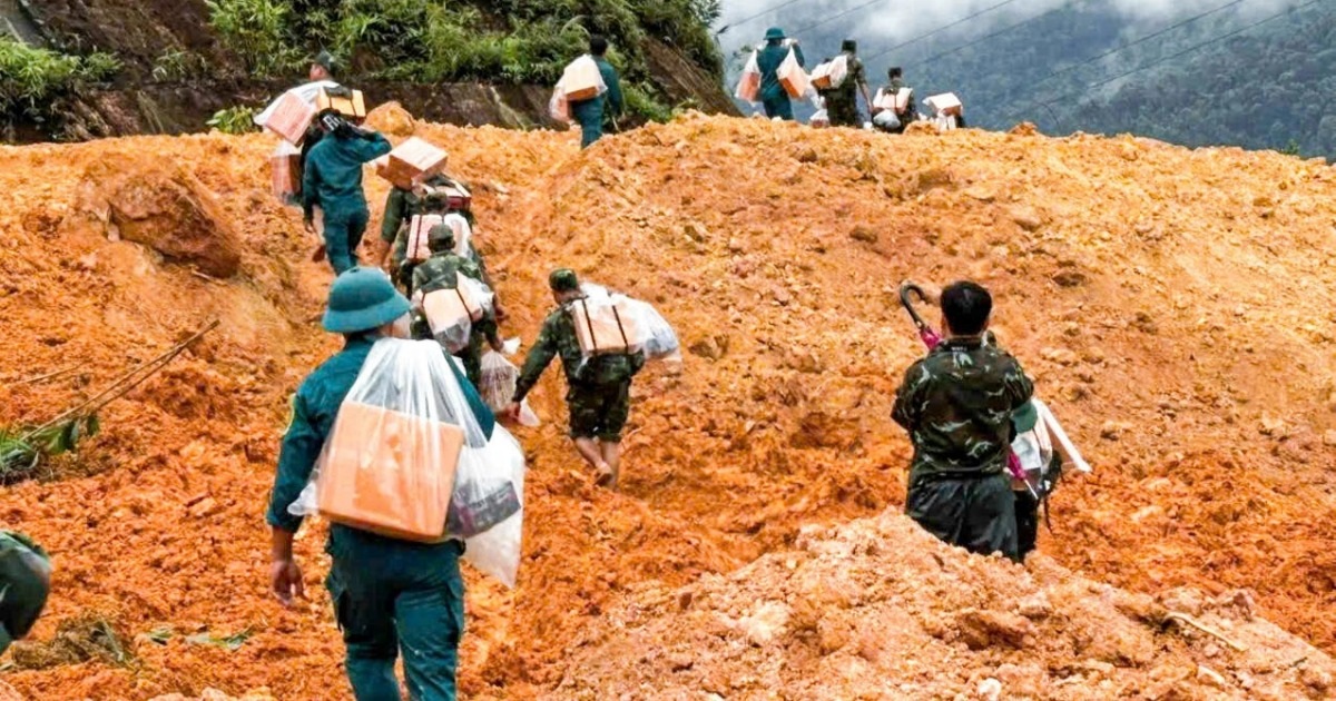 Bộ đội vượt núi cõng từng bao gạo, gói mì vào cho dân vùng cô lập sau lũ