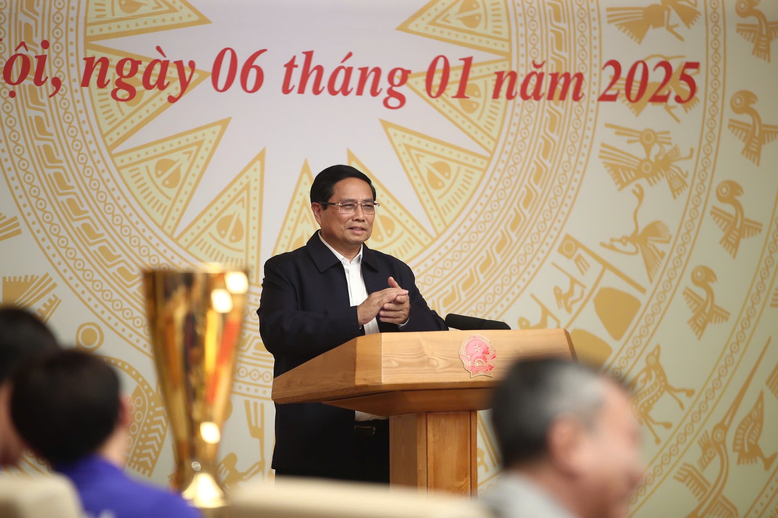 Premiér sdílí jemné a uklidňující emoce z vítězství Vietnamu - 1 Thủ tướng chia sẻ cảm xúc dịu dàng và êm ái trong trận thắng của Việt Nam - 1