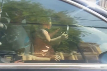 Xác minh hình ảnh bé gái mầm non ôm vô lăng ô tô trên phố