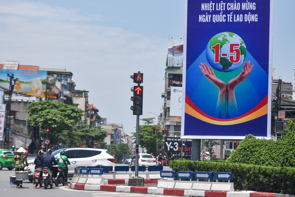 Ngắm Hà Nội rực rỡ sắc cờ trước ngày lễ lớn 30/4 - 1/5 - 4 Ngắm Hà Nội rực rỡ sắc cờ trước ngày lễ lớn 30/4 - 1/5 - 4