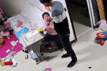 Clip "bố phản ứng nhanh cứu con nhỏ khỏi lưỡi hái tử thần" nổi bật tuần qua