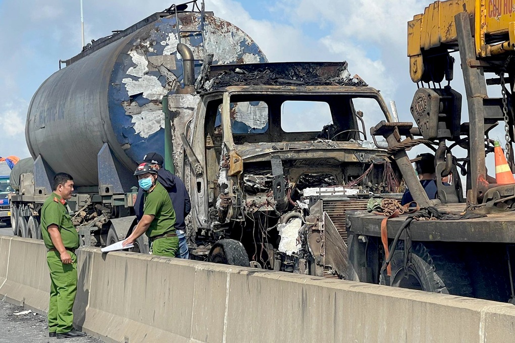 Xe bồn bốc cháy khi lưu thông trên cầu Phú Mỹ - 3 Xe bồn bốc cháy khi lưu thông trên cầu Phú Mỹ - 3