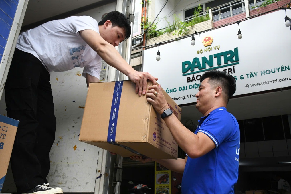 Nhà thuốc Long Châu tiếp sức y tế tới người dân vùng lũ miền Trung - 2