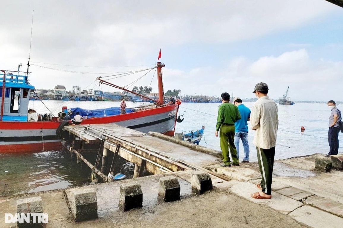 Hé lộ chi tiết gây sốc trong vụ bé gái 5 tuổi nghi bị cha ném xuống sông - 1 Hé lộ chi tiết gây sốc trong vụ bé gái 5 tuổi nghi bị cha ném xuống sông - 1