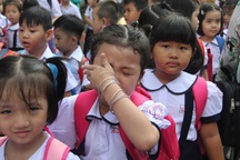 Lớp 1, 2 học online kiểm tra trực tiếp: Đừng vì điểm số gieo cho trẻ nỗi sợ