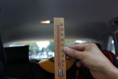 Bé trai 4 tuổi tử vong vì bị bỏ quên trong ô tô