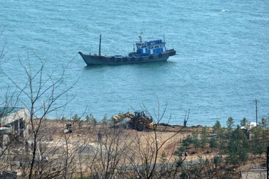 Hàn Quốc giải cứu, trao trả tàu cá Triều Tiên bị nạn