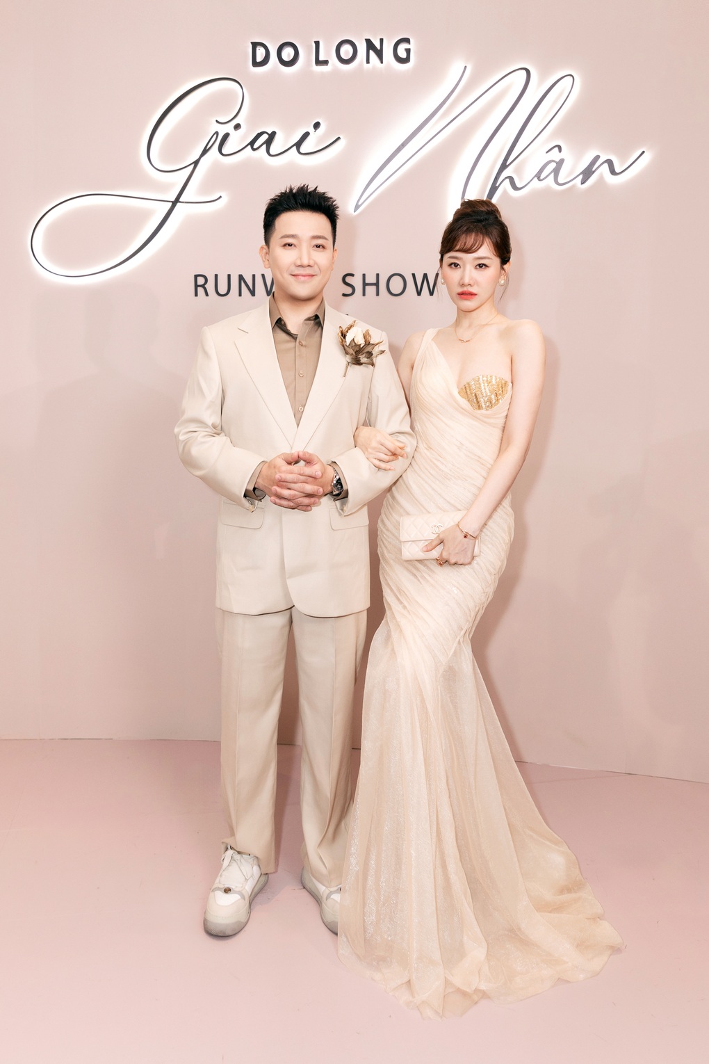 Trấn Thành đi xem show thời trang cùng Hari Won, biểu cảm gây chú ý - 1 Trấn Thành đi xem show thời trang cùng Hari Won, biểu cảm gây chú ý - 1