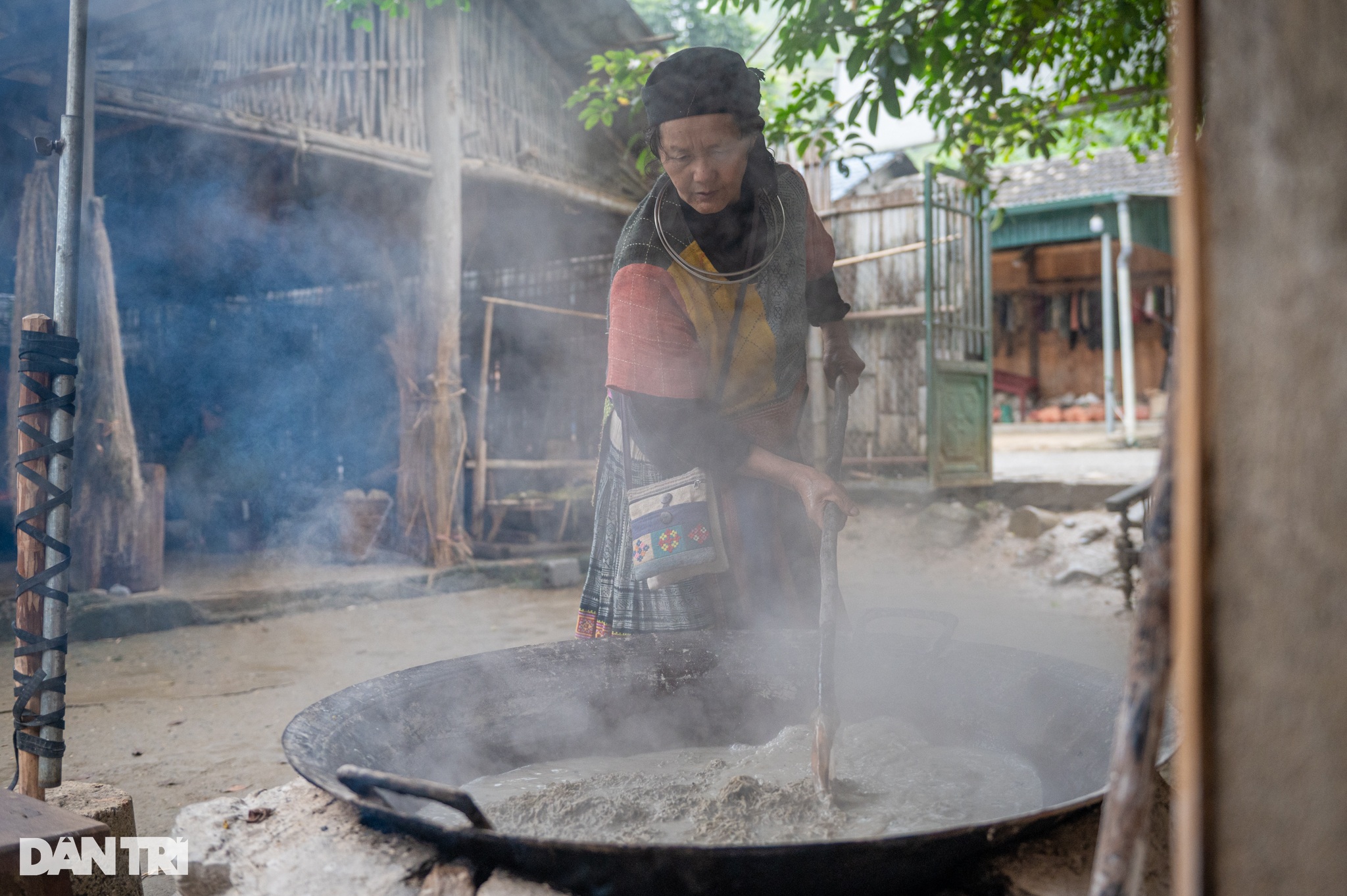Phụ nữ Mông ổn định kinh tế, đưa sản phẩm dệt lanh Lùng Tám ra thế giới - 10 Phụ nữ Mông ổn định kinh tế, đưa sản phẩm dệt lanh Lùng Tám ra thế giới - 10