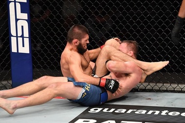 C.Ronaldo chúc mừng “người anh em” Khabib giành chiến thắng