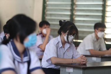 Ngủ gục trong giờ thi và cái lay vai "dậy đi" của giám thị