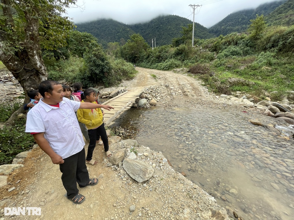 Người đàn ông mất vì không thể vượt lũ đi viện... và nỗi khao khát xây cầu - 6 Người đàn ông mất vì không thể vượt lũ đi viện... và nỗi khao khát xây cầu - 6