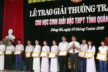 Quảng Trị: 130 em nhận học bổng Trần Hành