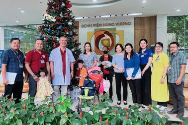 Người phụ nữ mang thai 6 tháng cùng 2 con nhỏ sống lang thang trên đường