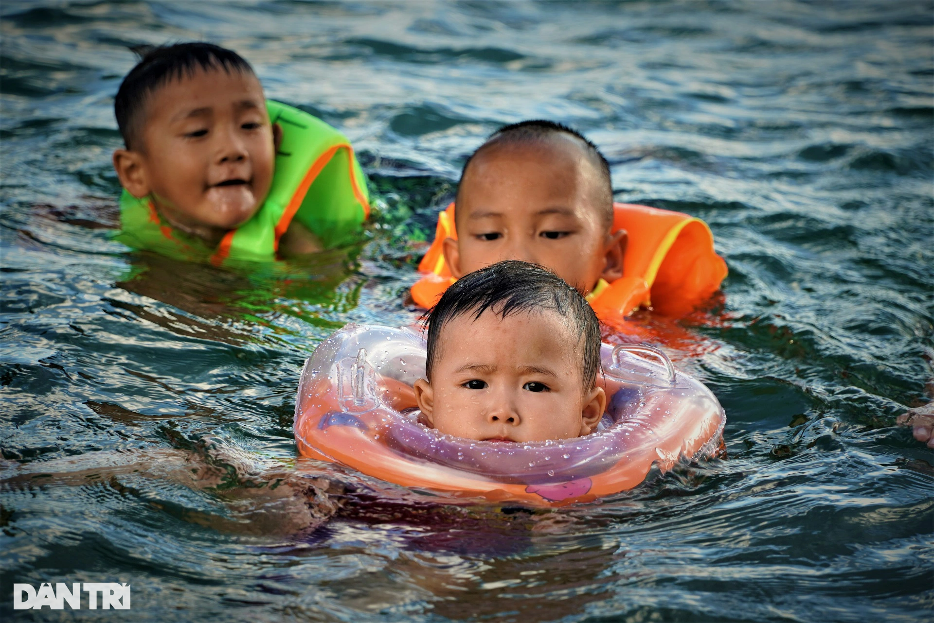 Nắng như thiêu đốt, người dân giải nhiệt ở hồ chứa 300 triệu m3 nước - 6
