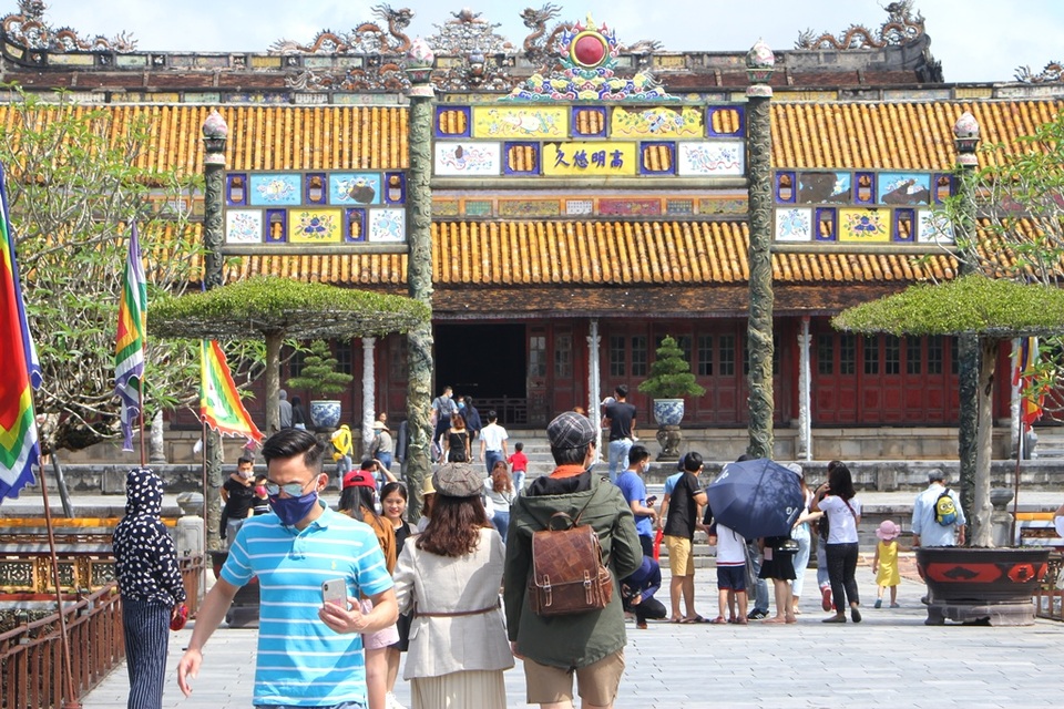 Rất nhiều người dân, du khách tham quan di tích Huế ngày 30/4 - 7 Rất nhiều người dân, du khách tham quan di tích Huế ngày 30/4 - 7