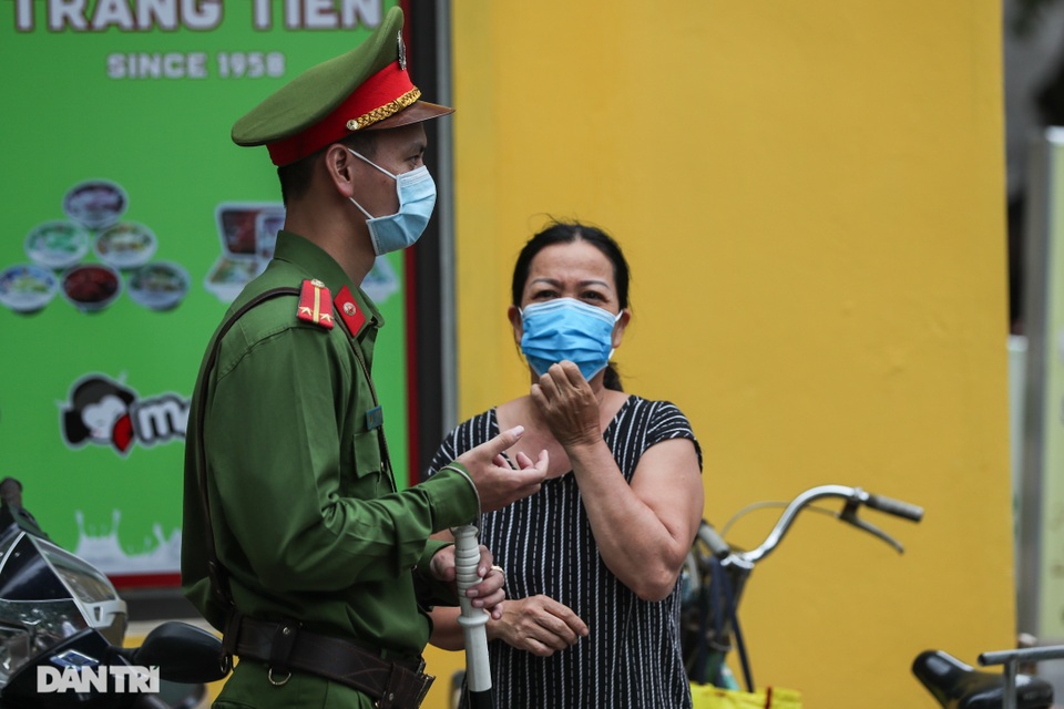 Hà Nội: Xử phạt hàng loạt trường hợp không đeo khẩu trang nơi công cộng - 4 Hà Nội: Xử phạt hàng loạt trường hợp không đeo khẩu trang nơi công cộng - 4