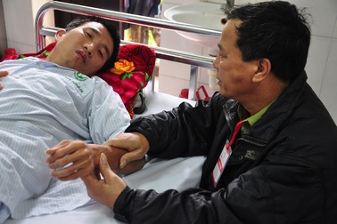 Không có 80 triệu đồng, bố lặng lẽ làm thủ tục cho con về nhà chịu chết