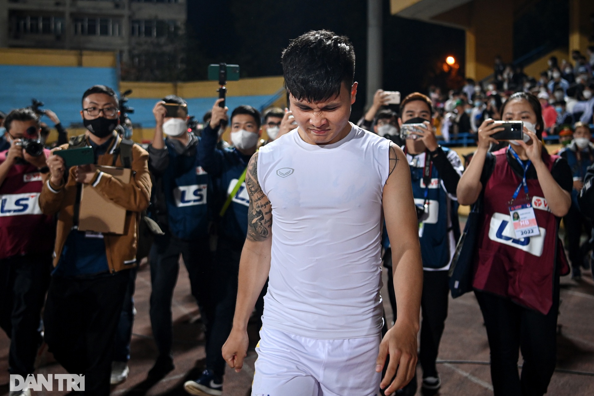 Quang Hải mắt đỏ hoe, ngậm ngùi nhìn khán giả trong ngày chia tay V-League - 17 Quang Hải mắt đỏ hoe, ngậm ngùi nhìn khán giả trong ngày chia tay V-League - 17