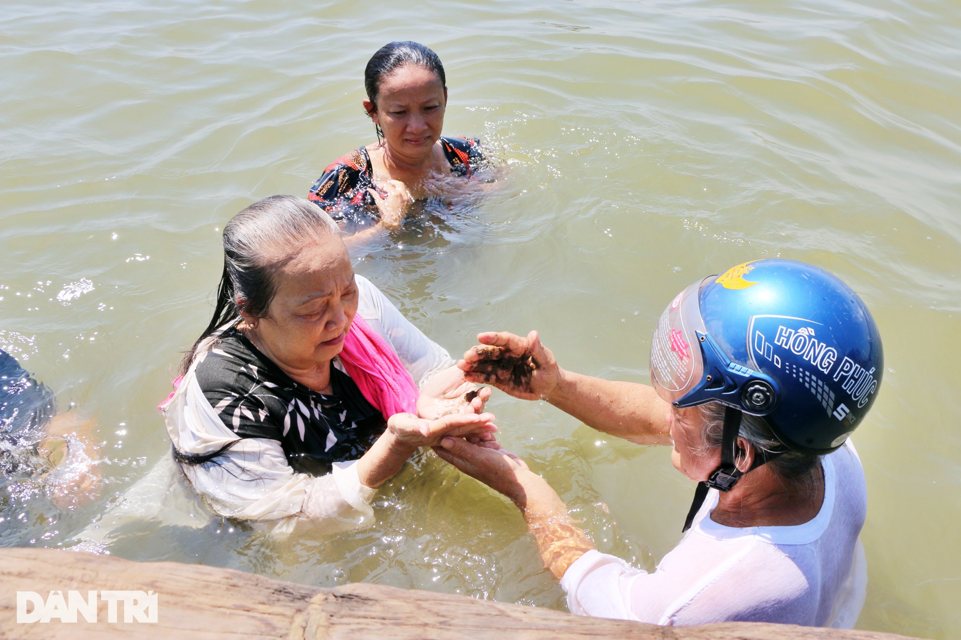 Hàng trăm người lội ra giữa sông Vàm Nao tắm, gội đầu lúc 12 giờ trưa - 8 Hàng trăm người lội ra giữa sông Vàm Nao tắm, gội đầu lúc 12 giờ trưa - 8