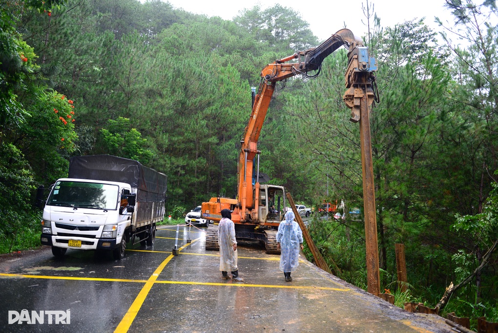 Khẩn cấp gia cố điểm sạt lở trên đèo Mimosa ở Đà Lạt - 2