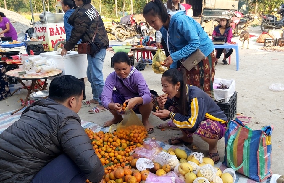 Độc đáo phiên chợ vùng biên những ngày cận Tết - 20 Độc đáo phiên chợ vùng biên những ngày cận Tết - 20